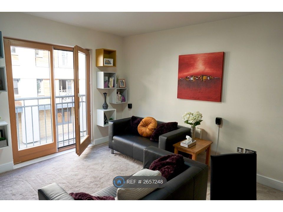 Property photo 3 of 27 Lounge