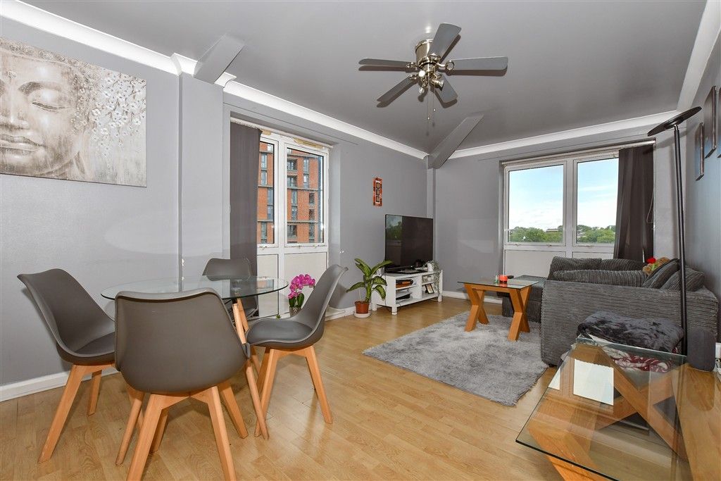 Property photo 1 of 11 Lounge