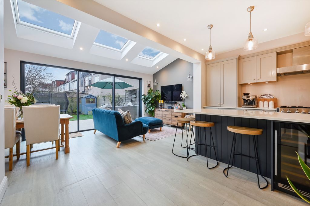 Property photo 2 of 23 Picture No. 16