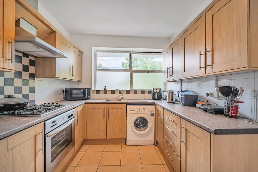 Property photo 2 of 12 Bright Fitted Kitchen With Appliances...