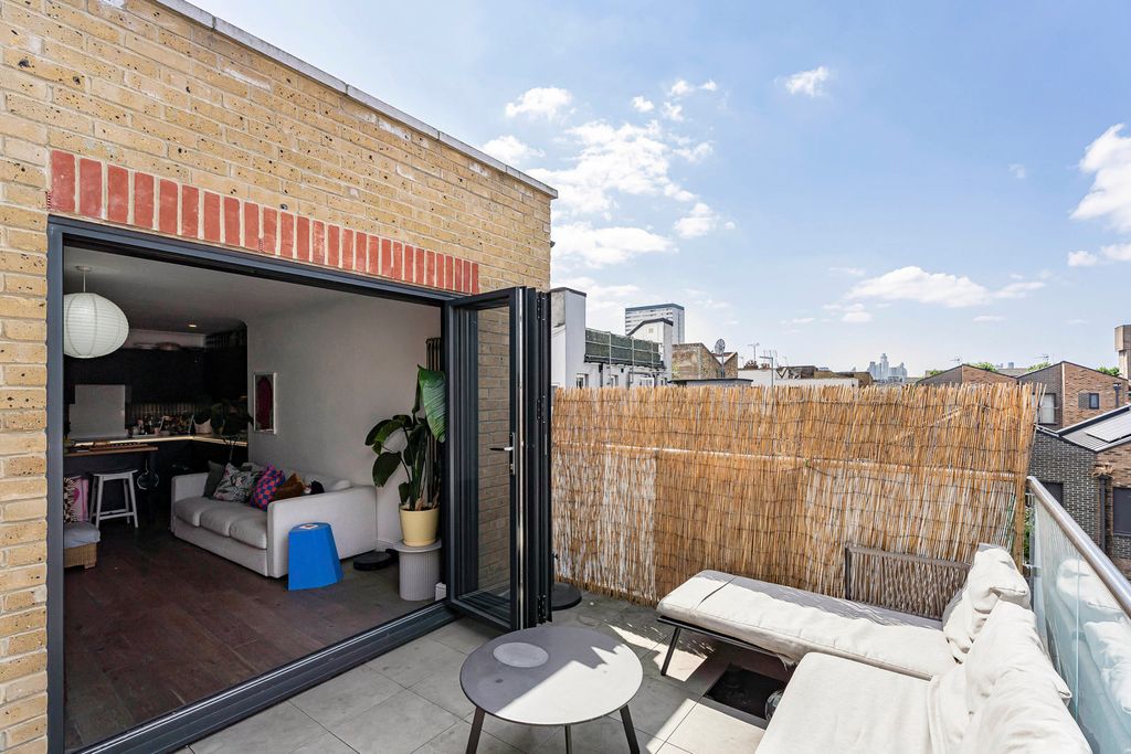 Property photo 3 of 22 Terrace