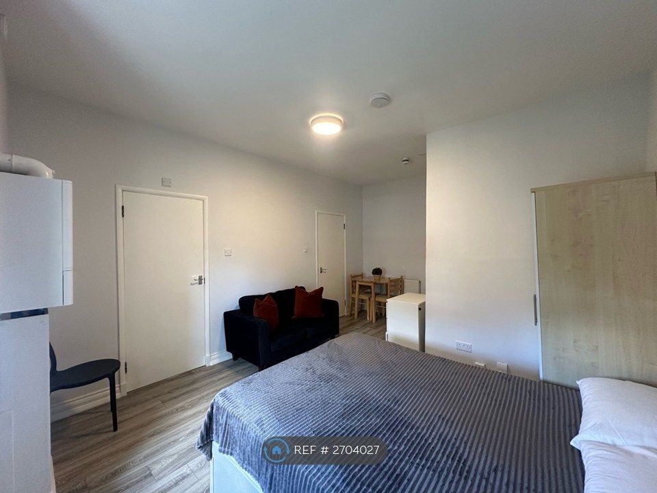 Property photo 2 of 6 Bedroom