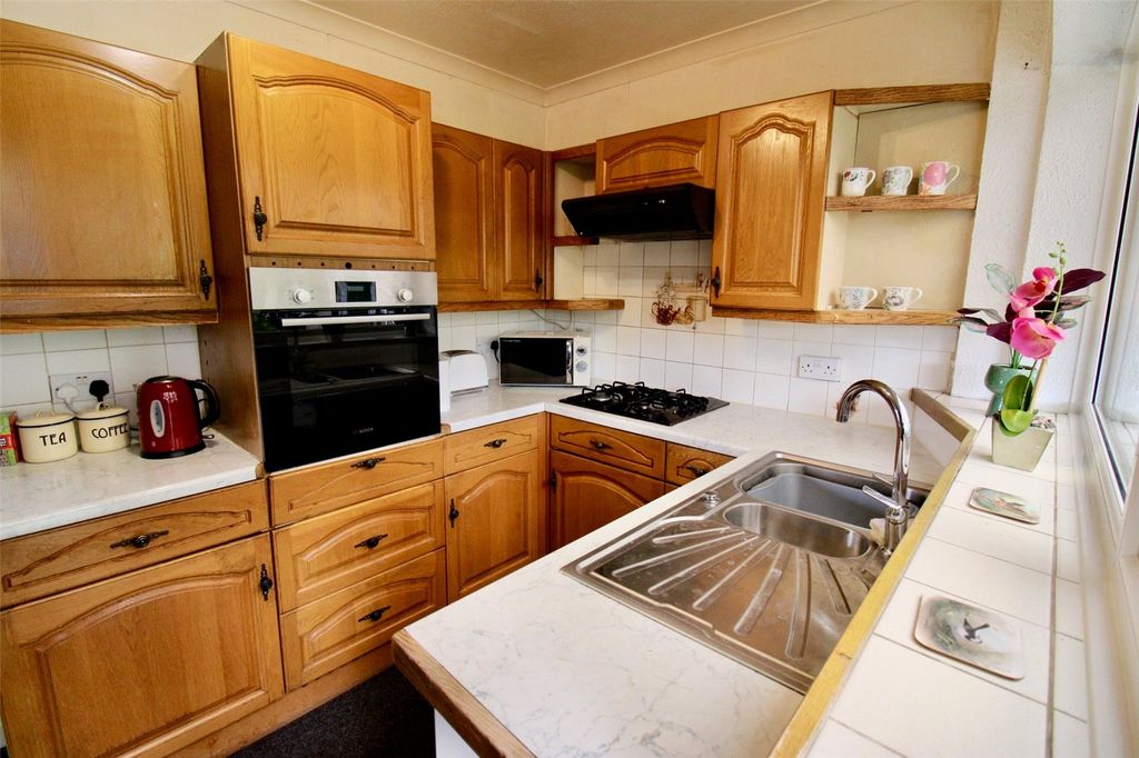 Property photo 3 of 17 Kitchen