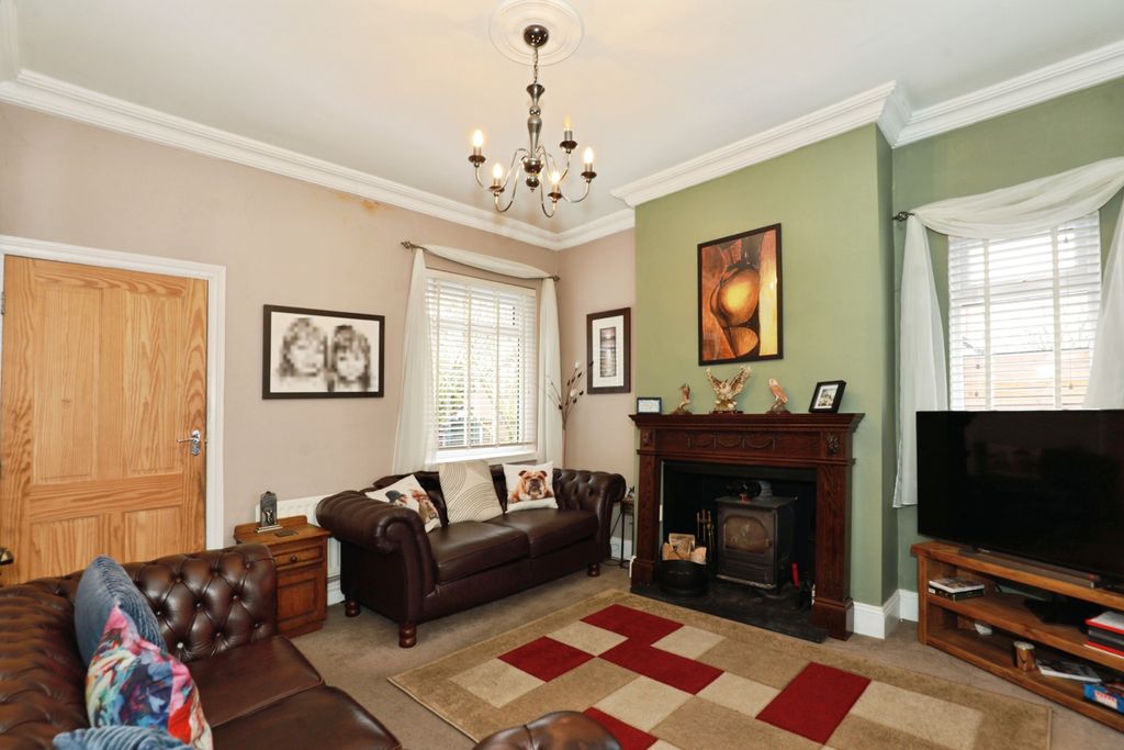 Property photo 2 of 16 Lounge