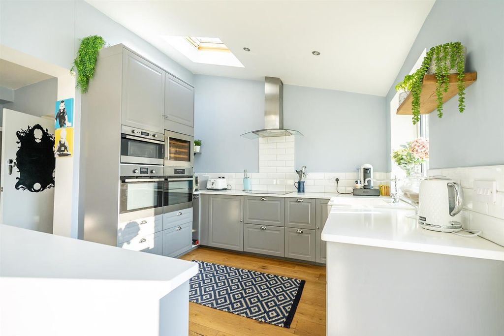 Property photo 3 of 19 Kitchen