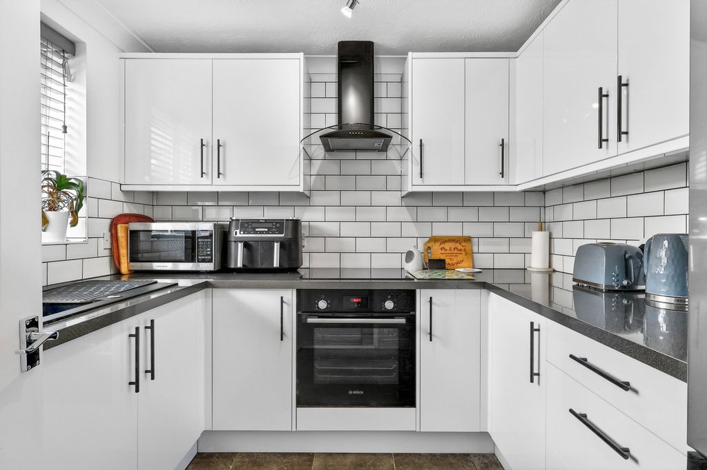 Property photo 3 of 23