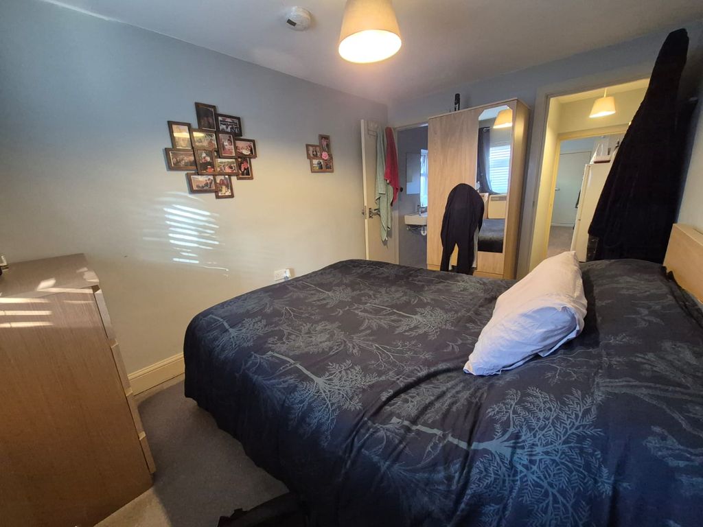 Property photo 2 of 5 Bedroom