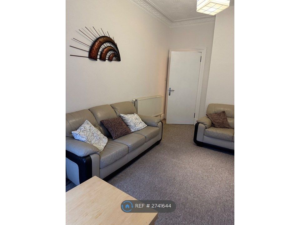 Property photo 3 of 13 Lounge