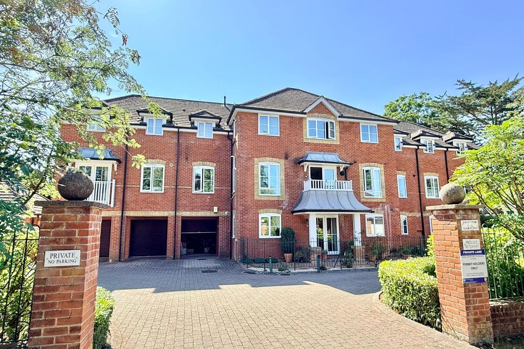 Property photo 1 of 12 2 Bedroom Ground Floor Flat