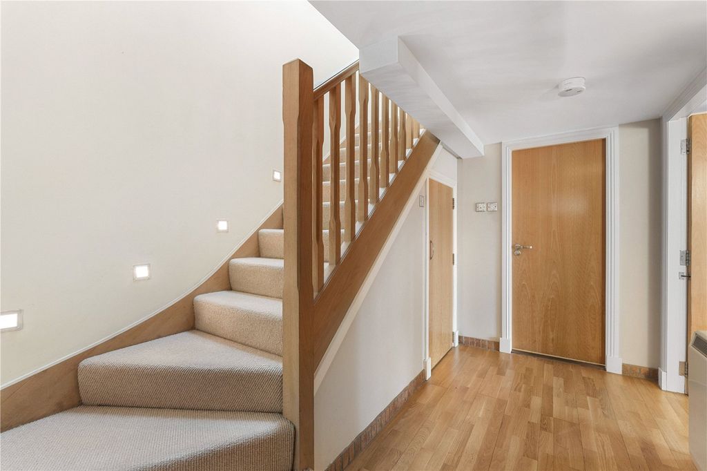 Property photo 2 of 25 Hermand Crescent 17