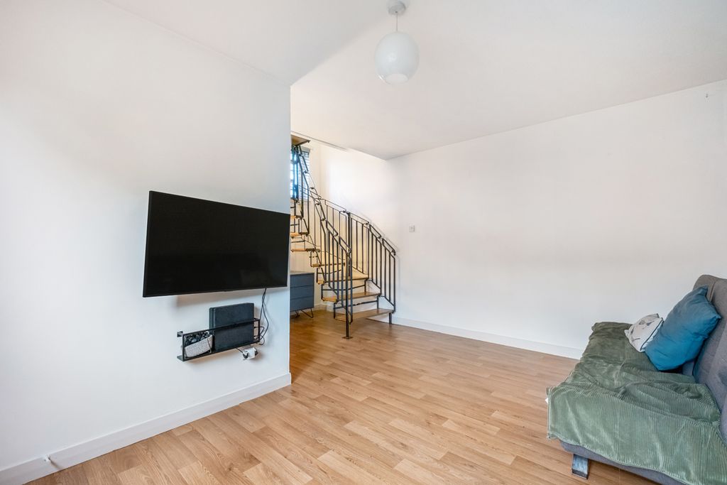 Property photo 2 of 27