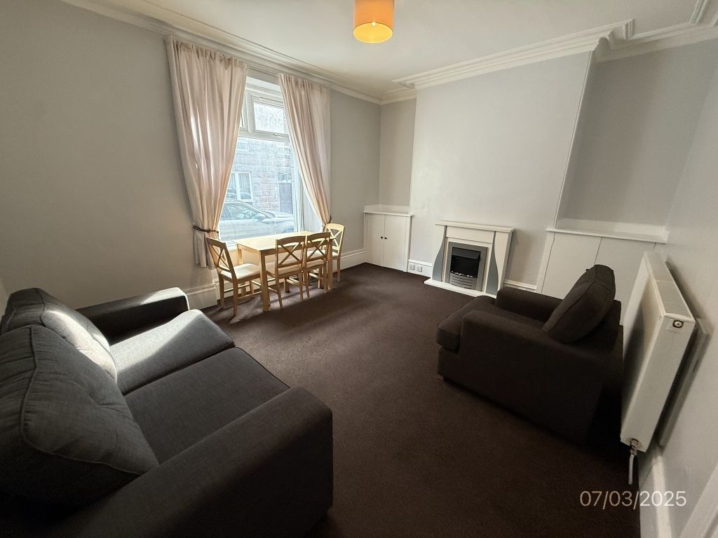 Property photo 1 of 12 Lounge