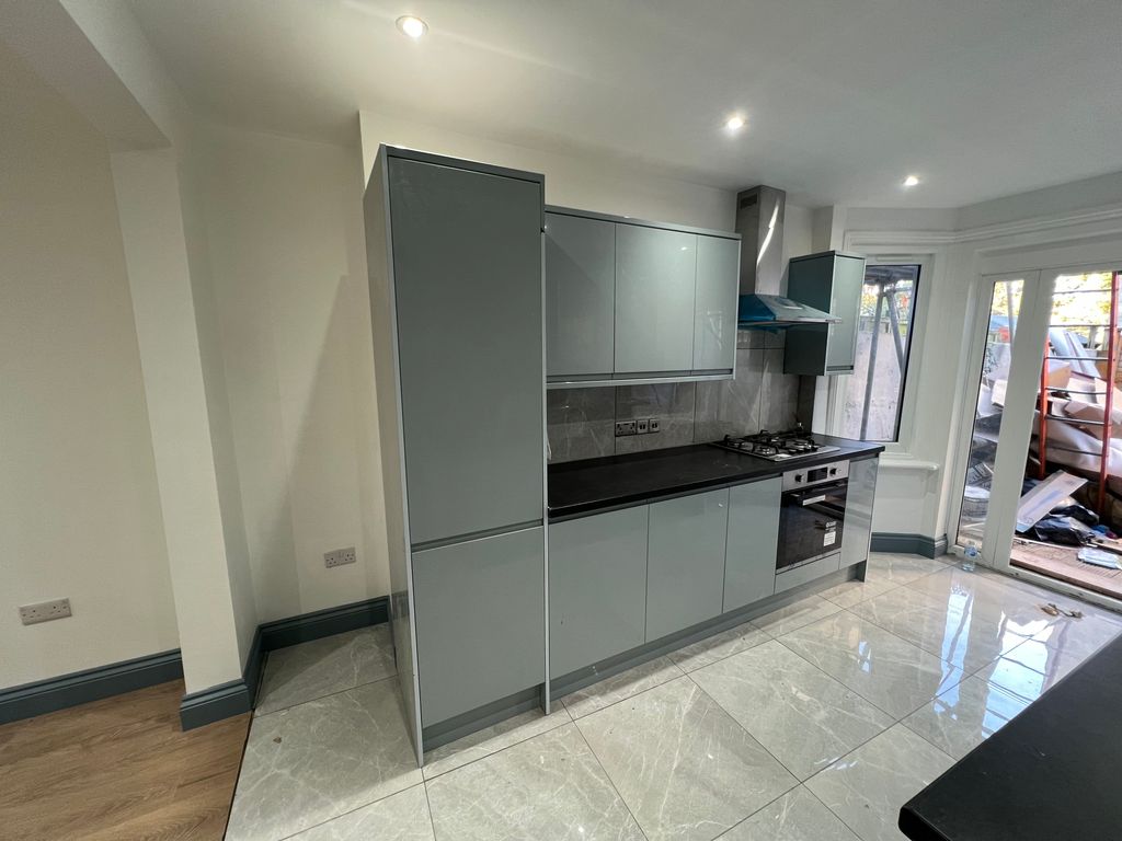 Property photo 3 of 9 Kitchen