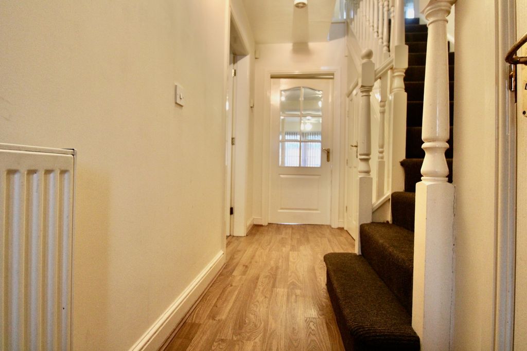 Property photo 2 of 19 Entrance Hall