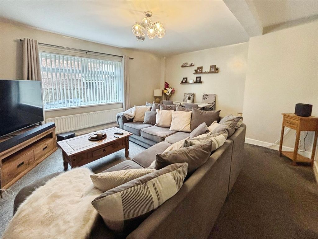 Property photo 2 of 19 Lounge