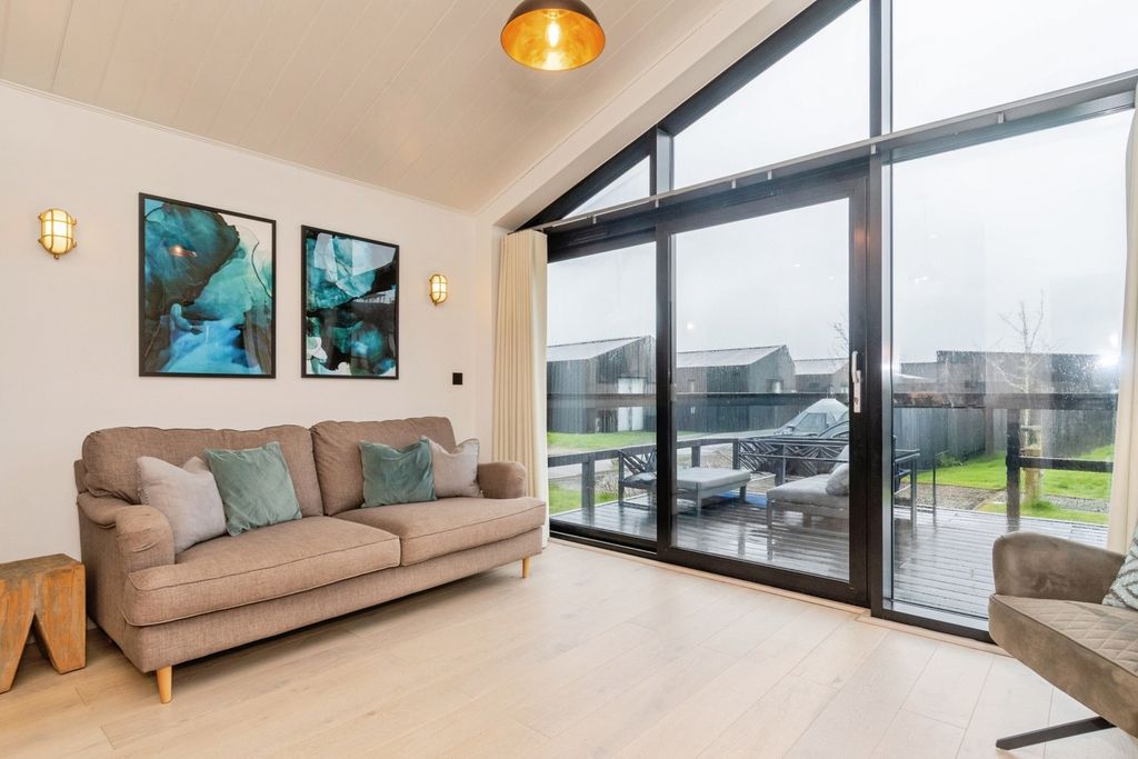 Property photo 3 of 36 Lounge