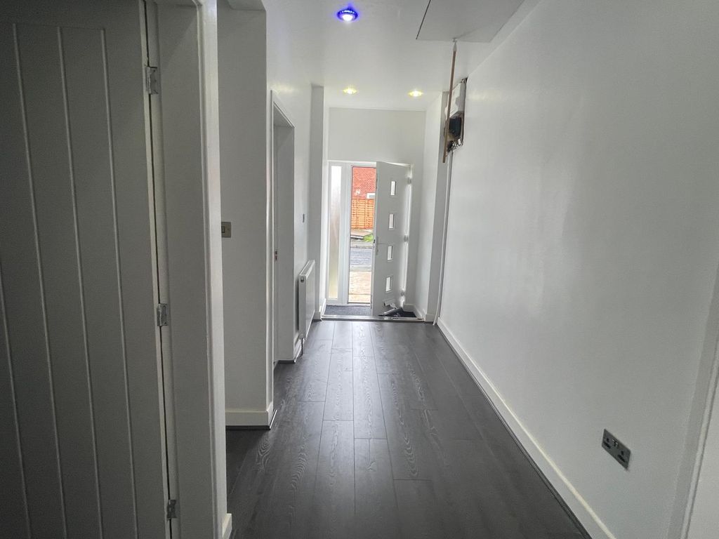 Property photo 3 of 8 Gallery