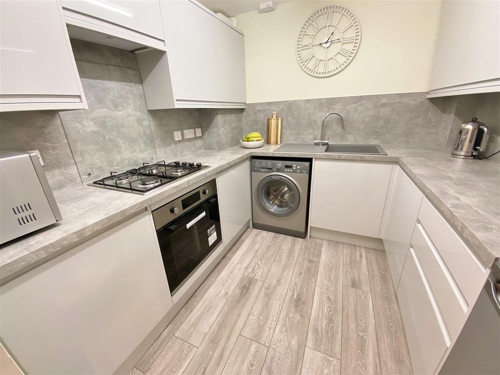 Property photo 2 of 10 Kitchen