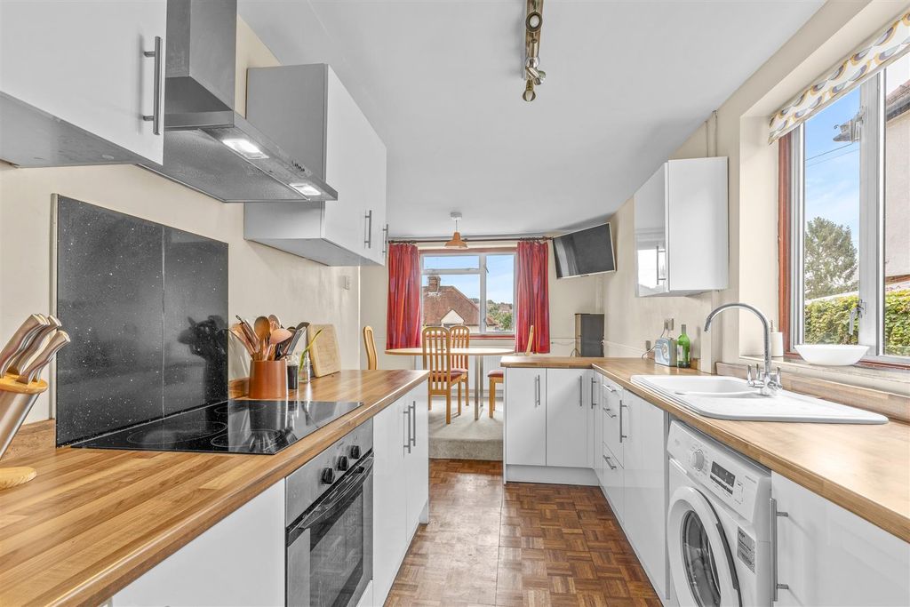Property photo 2 of 15 77 Suffield Road, Hp11 2Jn-8.Jpg