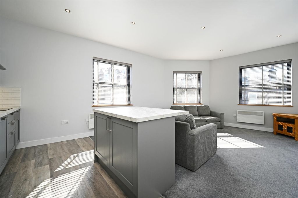 Property photo 3 of 14 Living Kitchen