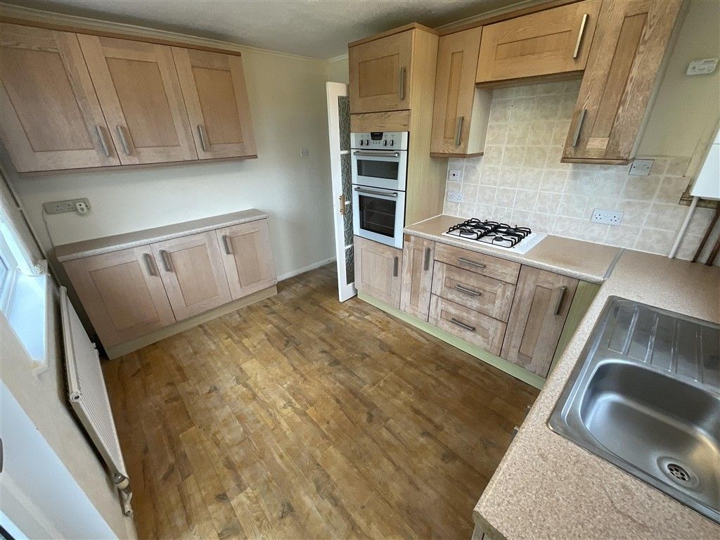 Property photo 2 of 11 Kitchen