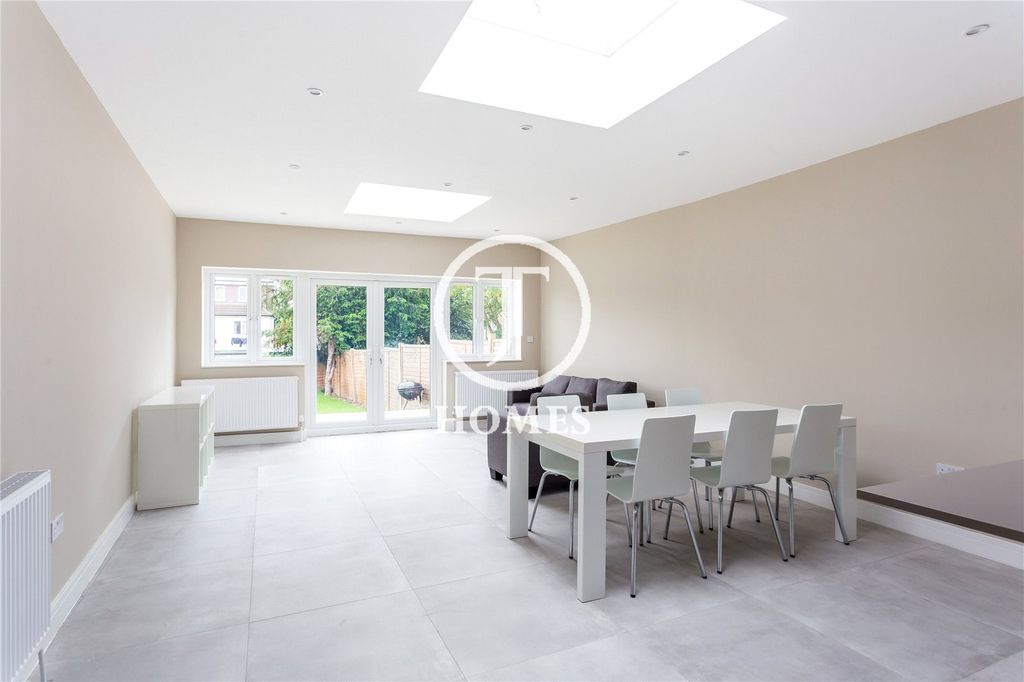 Property photo 3 of 11 Picture No. 12