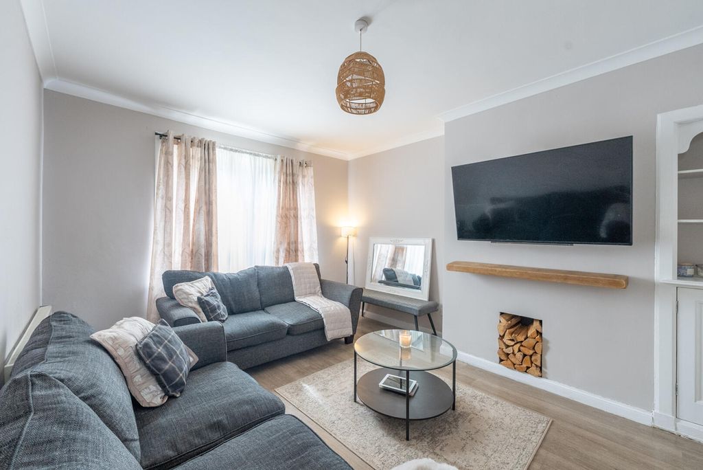 Property photo 3 of 21 Living Room