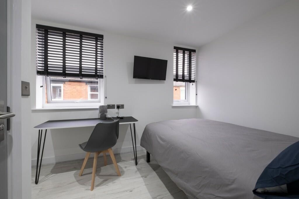 Property photo 3 of 15 Bright, Modern Double Bedroom With A Comfortable d...