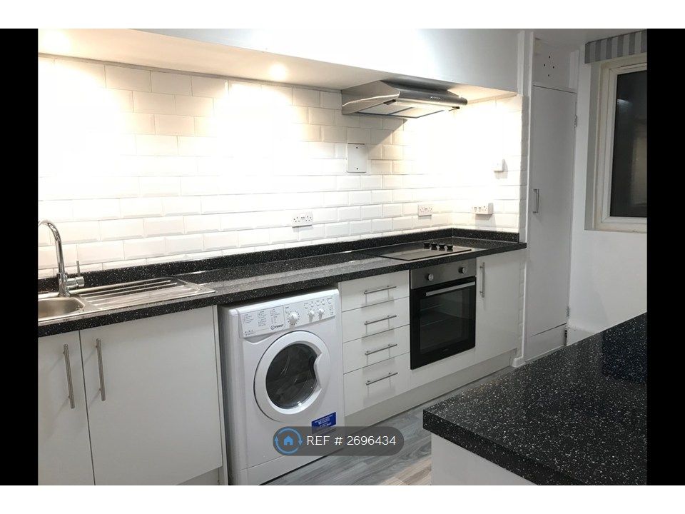 Property photo 2 of 7 Kitchen