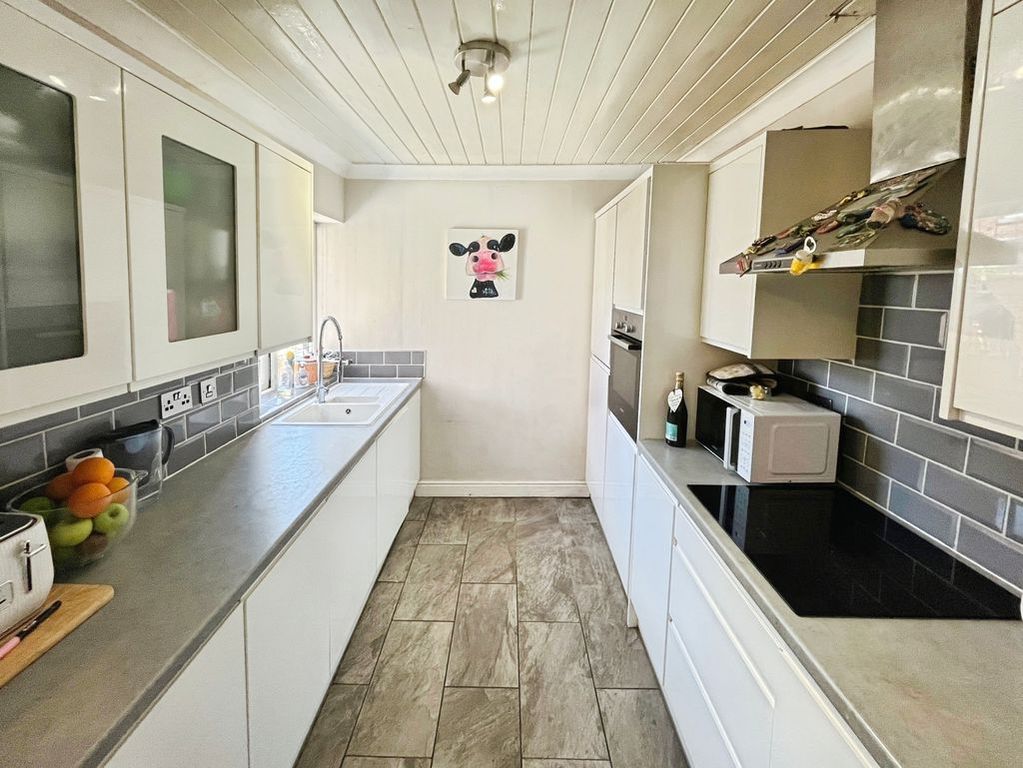 Property photo 3 of 18 Kitchen