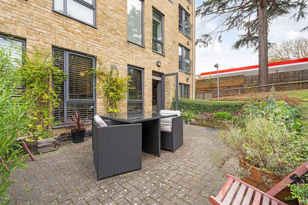 Property photo 3 of 17 Garden Two (2)