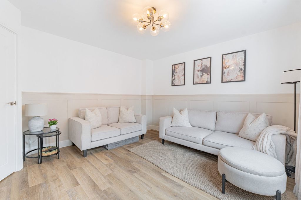 Property photo 2 of 32