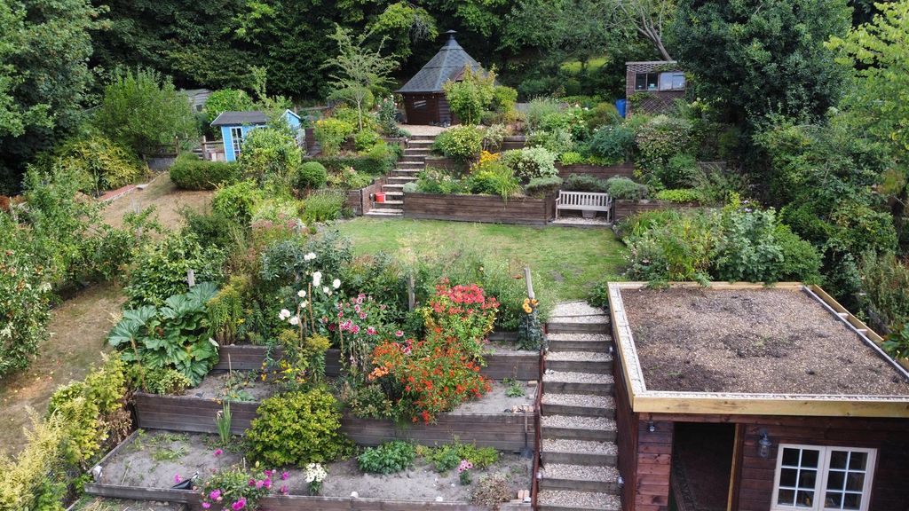 Property photo 2 of 25 Garden