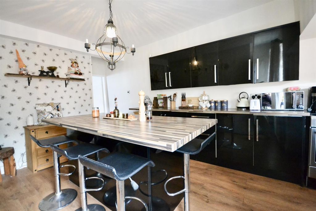 Property photo 2 of 28 Kitchen/Diner