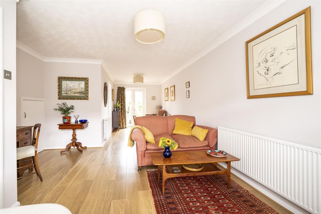 Property photo 3 of 19 34-Elizabeth-Court-1009.Jpg