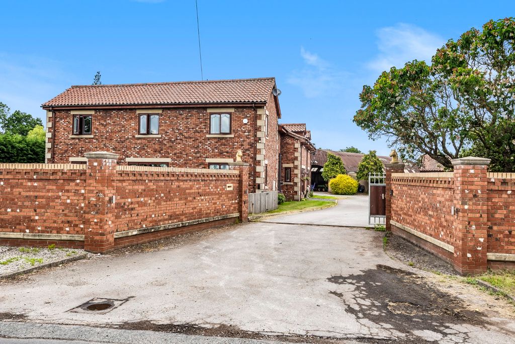 Property photo 2 of 27