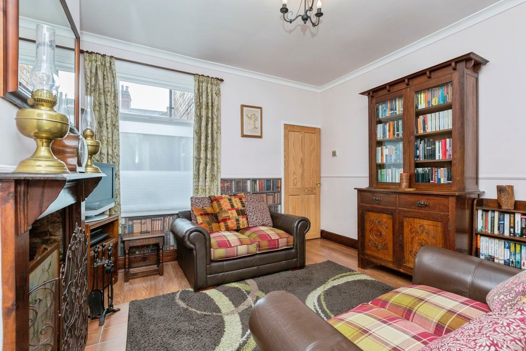 Property photo 3 of 16 Lounge