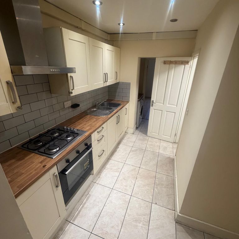 Property photo 1 of 7 4 Bed Terraced House To Rent Johnson Street, Southall Ub2