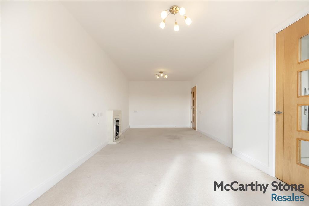 Property photo 3 of 21 8682219-Interior13.Jpg