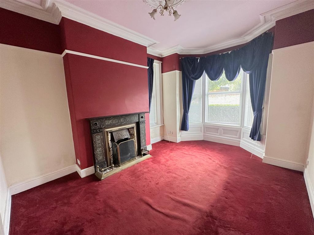 Property photo 3 of 32 Lounge