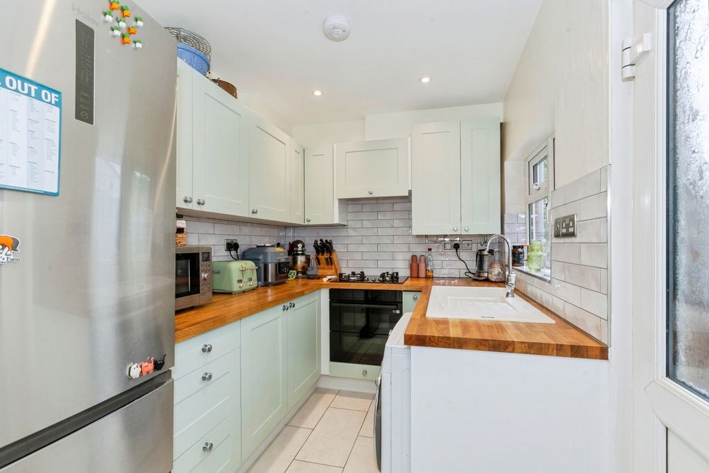 Property photo 3 of 17 Kitchen
