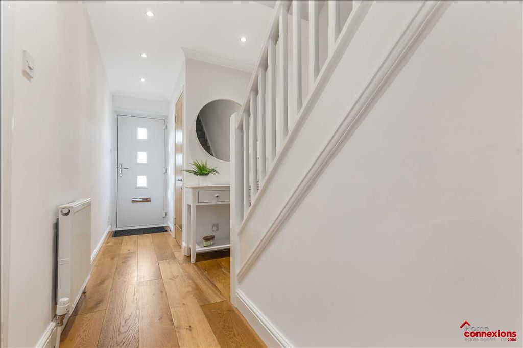 Property photo 3 of 32 Entrance Hallway (2)