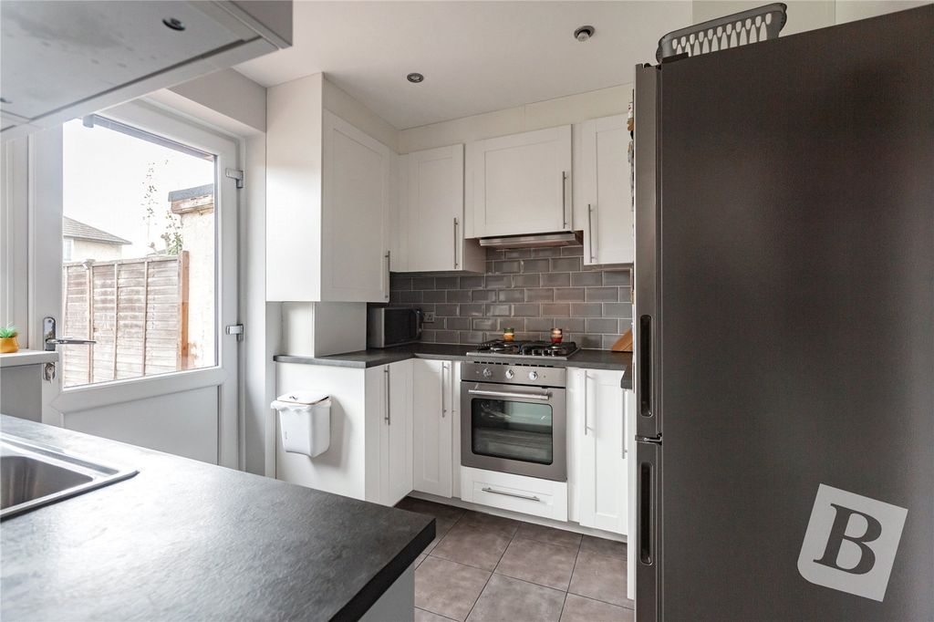 Property photo 3 of 11 Kitchen