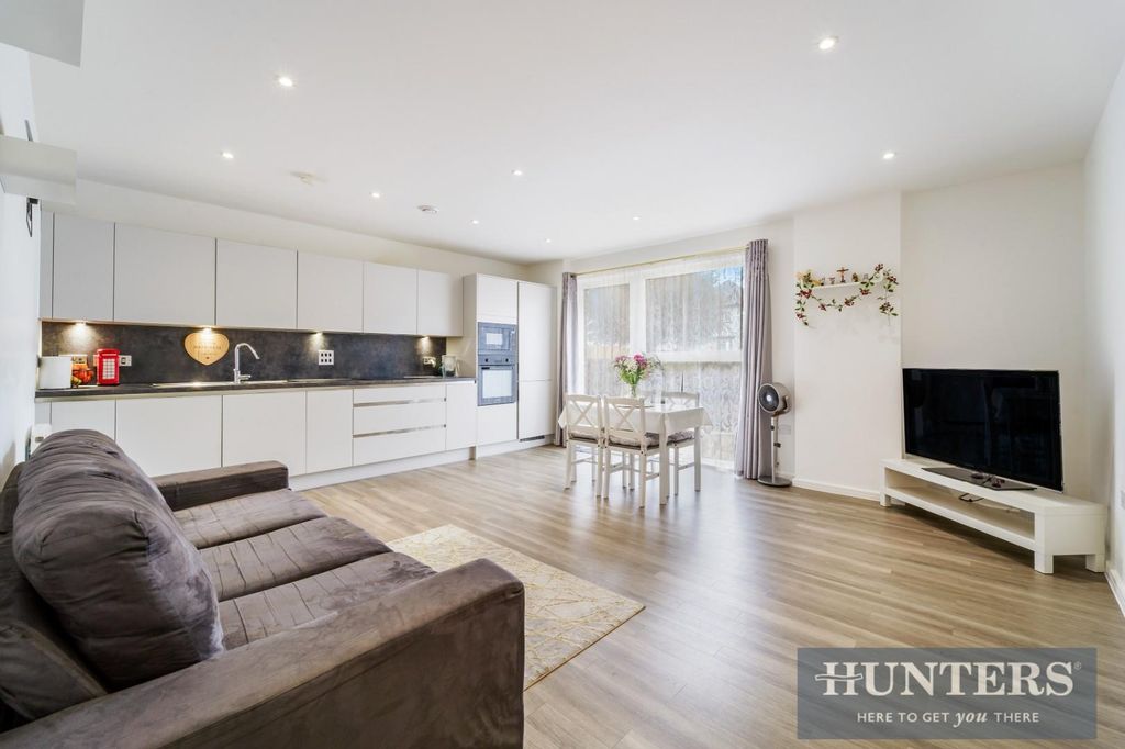 Property photo 3 of 8 New Oxford Court, 2 (1).Jpg