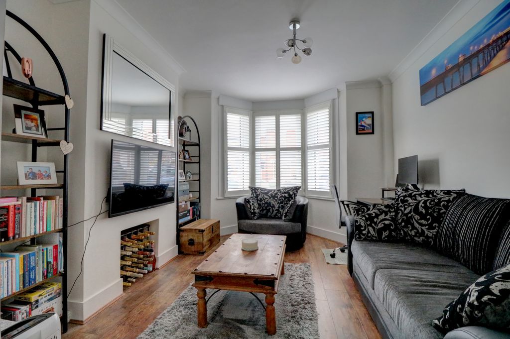 Property photo 2 of 17 Lounge