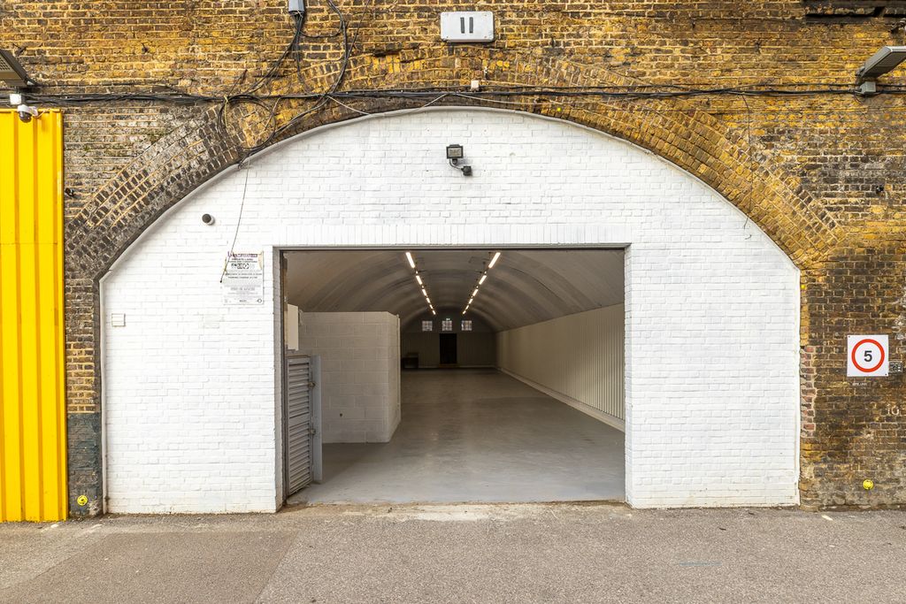 Property photo 1 of 3 The Front Of An Arch.