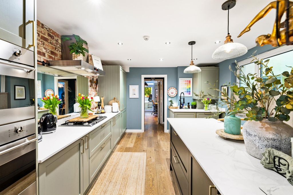 Property photo 3 of 18 Kitchen