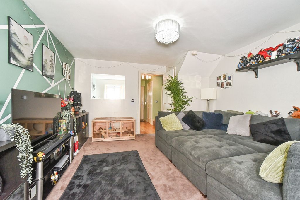 Property photo 2 of 18