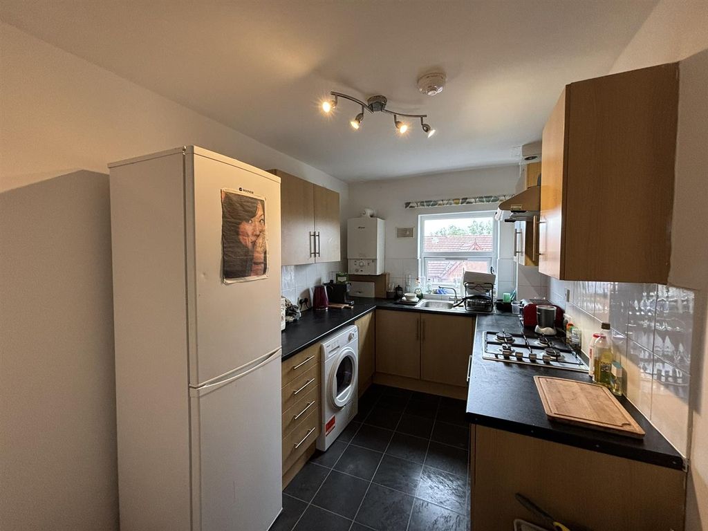 Property photo 3 of 11 Kitchen