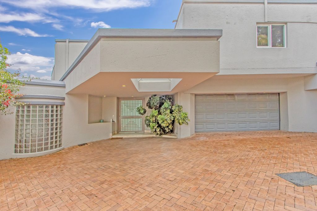 Property photo 2 of 104